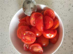 切好的圣女果放入碗内