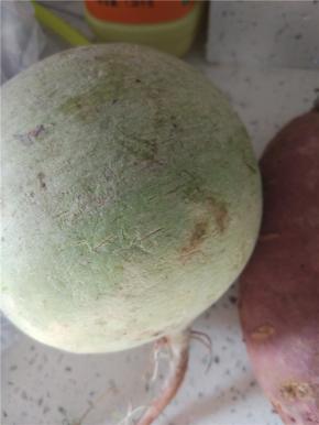 红心萝卜去皮清洗干净