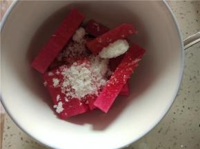 土豆萝卜切成大小一样的粗条，萝卜放入适量的白糖和醋腌制