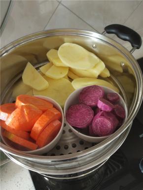 土豆放入锅内蒸熟