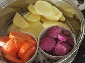 土豆放入锅内蒸熟