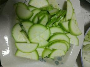 把西葫芦切成厚薄均匀的薄片