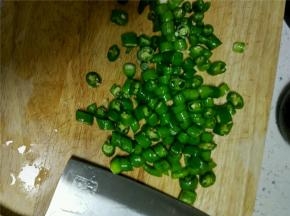 尖椒切段备用