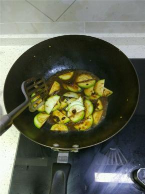 锅内放油放入葱姜爆香，加入西瓜酱放入适量的水加入西葫芦进行翻炒