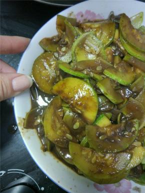 待西葫芦炒软之后关火出锅，西瓜酱本身就是有咸味，盐可以不放，如果感觉味道淡，可以再加一点的盐进行调味