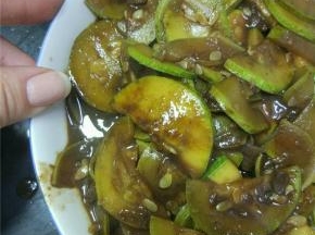 待西葫芦炒软之后关火出锅，西瓜酱本身就是有咸味，盐可以不放，如果感觉味道淡，可以再加一点的盐进行调味