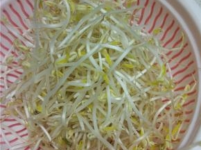买回来的豆芽清洗干净控干水分备用