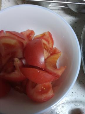 西红柿清洗干净切小块