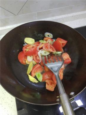 锅内放油放入葱姜蒜爆香，放入西红柿，加适量的盐，把西红柿炒软烂
