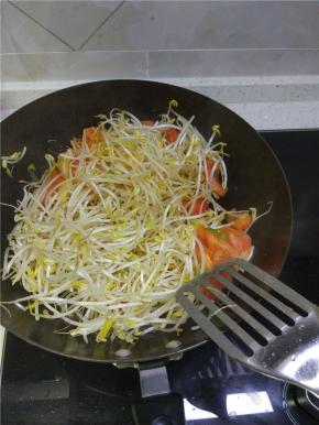 加入豆芽进行翻炒