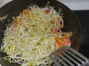 加入豆芽进行翻炒
