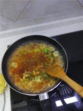 加入适量的热水，放入方便面里面的调味料