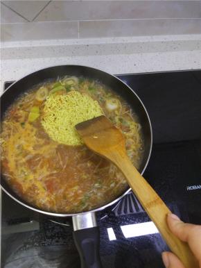 水烧开之后放入方便面面饼