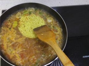 水烧开之后放入方便面面饼