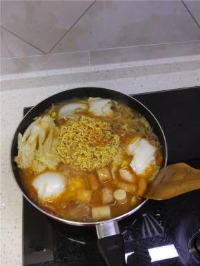 准备好的鸡蛋，白菜，丸子，放入