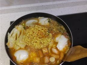 准备好的鸡蛋，白菜，丸子，放入