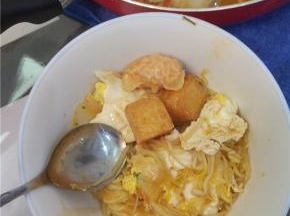 面煮软配菜煮熟之后，关火