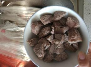 牛肉切小块，焯水，去除血水控干水分备用