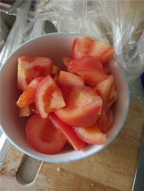 西红柿洗净切小块备用