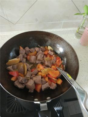 锅内放油放入葱姜蒜爆香，加入一部分西红柿进行翻炒，炒软在会后加入牛肉进行翻炒