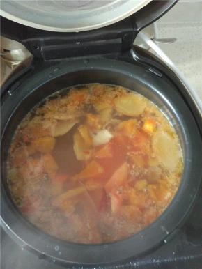 加入适量的酱油耗油进行调味，放入电饭煲内，电饭煲内必须是开水