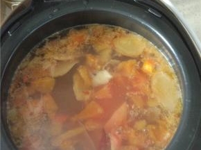 加入适量的酱油耗油进行调味，放入电饭煲内，电饭煲内必须是开水