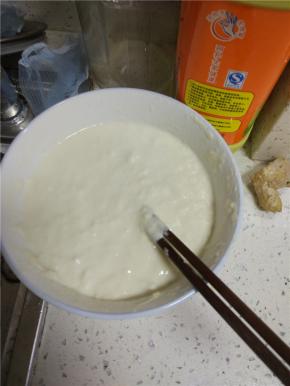 碗内放入适量的面粉，加水搅拌成稍硬的面糊