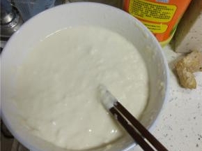 碗内放入适量的面粉，加水搅拌成稍硬的面糊