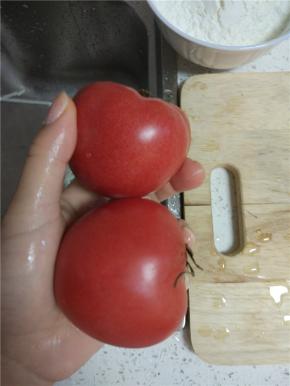 西红柿两个，清洗干净切小块备用