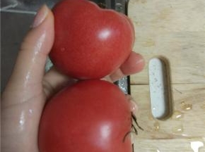 西红柿两个，清洗干净切小块备用