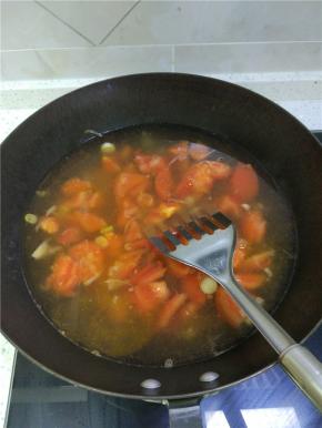 锅内放油加入适量的葱花放入西红柿，加入盐，把西红柿炒软烂，加入适量的水