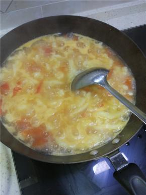 锅内水晒开之后，开大火，用筷子夹成面鱼入锅内