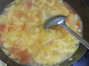锅内水晒开之后，开大火，用筷子夹成面鱼入锅内