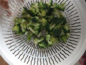 西蓝花手撕小块，放入清水中浸泡十分钟左右，控干水分备用