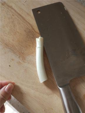 葱姜蒜切好备用