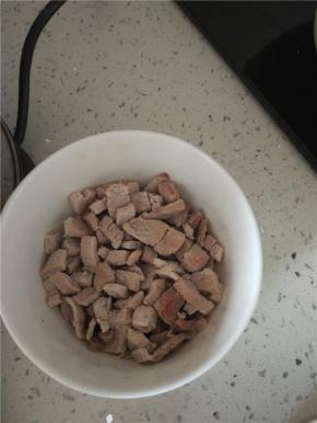 准备适量的肉丝