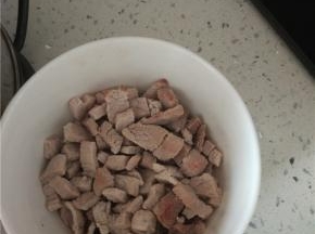 准备适量的肉丝