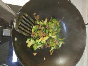 锅内放油放入葱姜蒜爆香，加入肉丝进行翻炒加入西蓝花进行翻炒