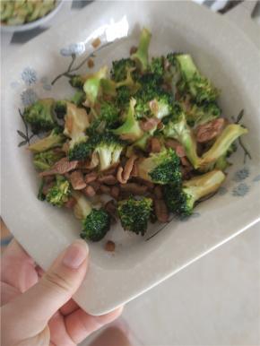 西蓝花炒软之后放入适量的盐、酱油、醋进行调味，拌匀之后关火出锅