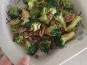 西蓝花炒软之后放入适量的盐、酱油、醋进行调味，拌匀之后关火出锅