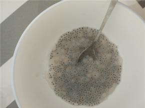 泡好的明列子放入碗内，加入适量煮好的西米，加入适量的酸奶搅拌均匀，备用
