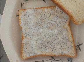 在面包上均匀的涂抹准备好的酸奶西米明列子