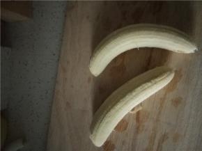 香蕉两根，去皮备用