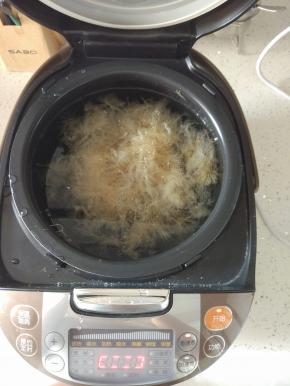 清洗好的海石花放入电饭煲内，煮饭键2个小时，之后自动跳到保温，三个小时。