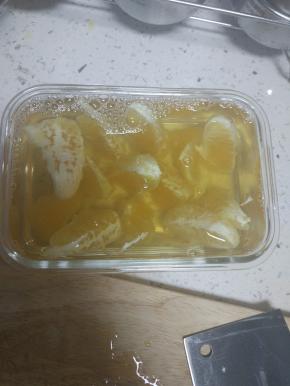 切好的橙子放入碗内，将过滤好的海石花汤汁倒进去