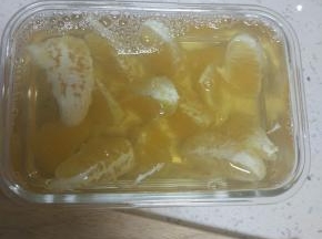 切好的橙子放入碗内，将过滤好的海石花汤汁倒进去