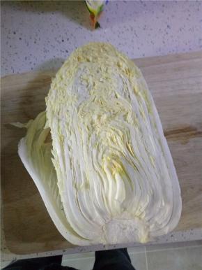 白菜洗净控干水分备用