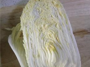 白菜洗净控干水分备用