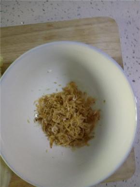 虾皮洗净备用
