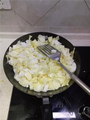 锅内放油烧热加入葱姜爆香，加入切好的白菜